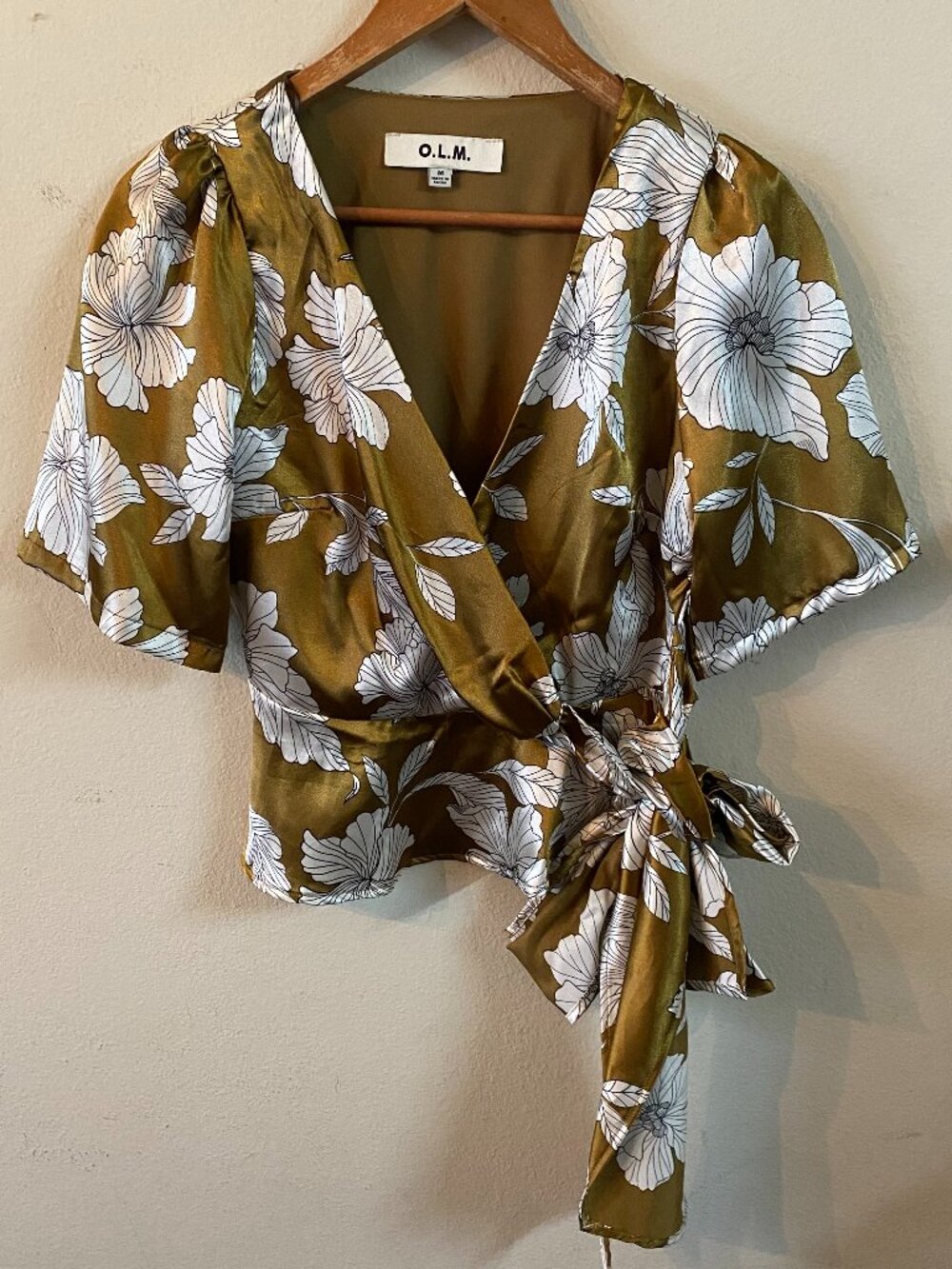 O.L.M. MEDIUM GOLD & WHITE FLORAL WRAP TOP / NEW WITHOUT TAG